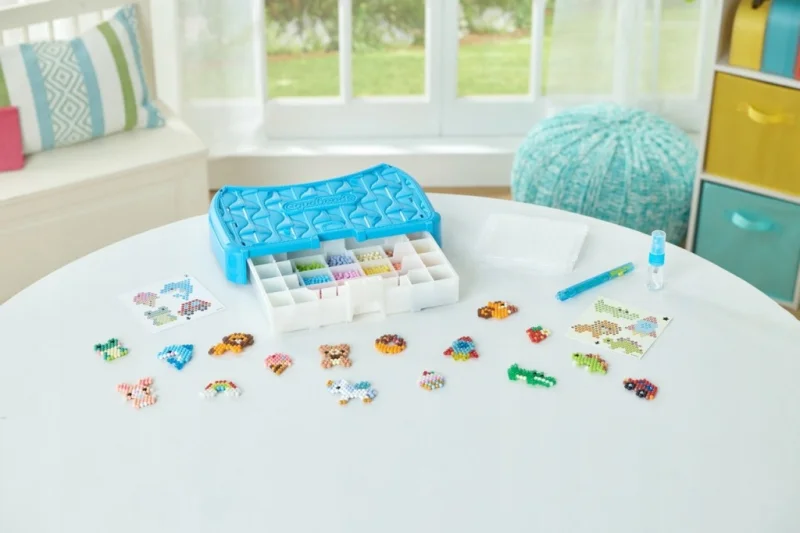 AQUABEADS ZESTAW KREATYWNY 900 KORALIKÓW + WALIZKA KORALIKI NA WODĘ LEW