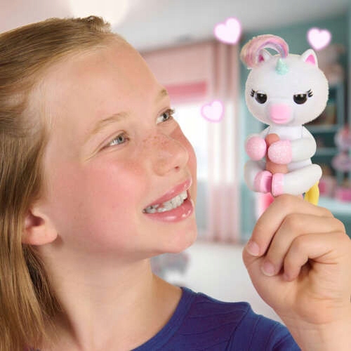 FINGERLINGS UNICORN INTERAKTYWNA MAŁPKA NA PALEC 70 dźwięków PORUSZA SIĘ