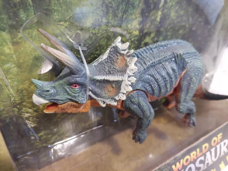 DINOZAUR FIGURKA TRICERATOPS RUCHOME ELEMENTY 22 CM