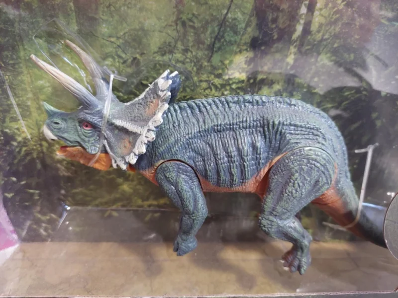 DINOZAUR FIGURKA TRICERATOPS RUCHOME ELEMENTY 22 CM