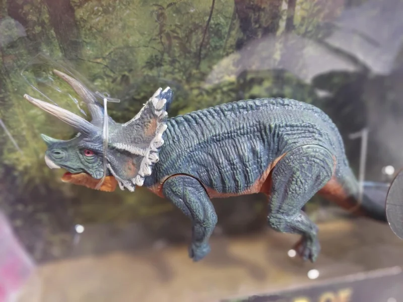 DINOZAUR FIGURKA TRICERATOPS RUCHOME ELEMENTY 22 CM